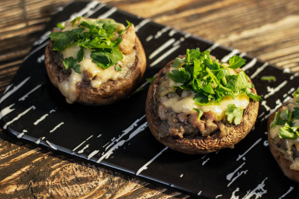 거친 나무 표면에 박제 버섯 - edible mushroom stuffed portabello mushroom vegetarian food 뉴스 사진 이미지