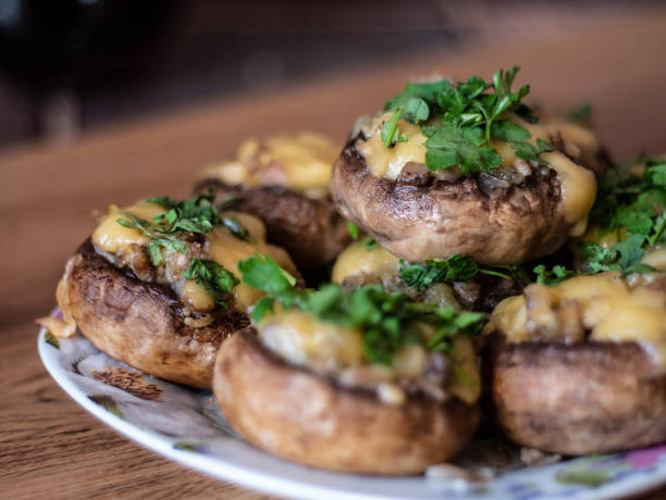 거친 나무 표면에 박제 버섯 - edible mushroom stuffed portabello mushroom vegetarian food 뉴스 사진 이미지