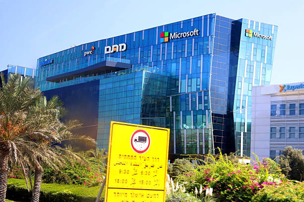 하이파 마 얌 하이테크 캠퍼스에 유명한 로고 (pwc와 마이크로소프트)가 있는 오피스 빌딩의 전망. 마이크로소프트 회사는 그것의 소프트웨어 제품에 대 한 가장 잘 알려져 있다 - window computer microsoft sign 뉴스 사진 이미지