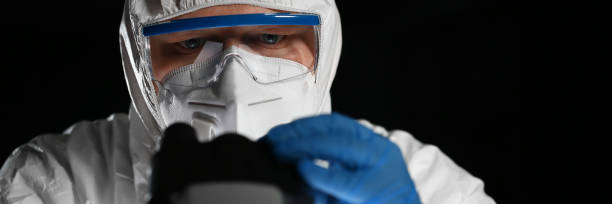 el químico masculino en guantes protectores azules se ve - scientist lab coat doctor male fotografías e imágenes de stock