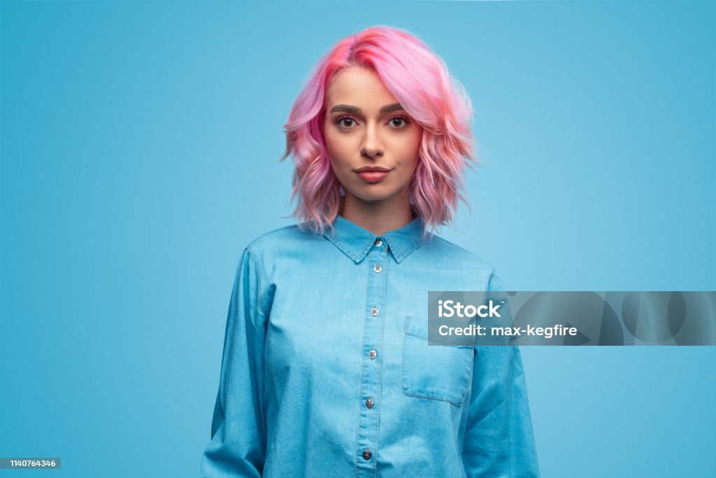 Moderne Jahrtausendfrau mit rosa Haaren - Lizenzfrei Porträt Stock-Foto