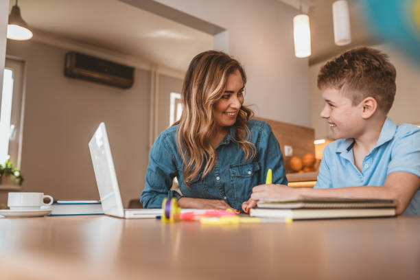 logopeda uczący języka dziecka autystycznego - homework child mother parent zdjęcia i obrazy z banku zdjęć