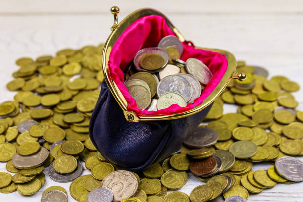 bolso de cambio de cuero con monedas sobre fondo de madera blanca - 5461 fotografías e imágenes de stock