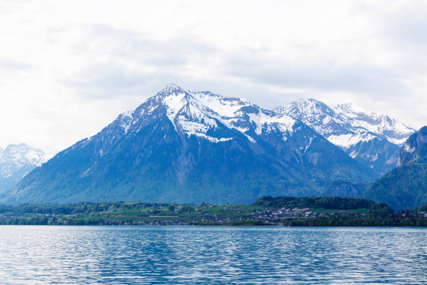 スイスベルンのアルプス山脈不便のニーゼンクルムとトゥーン湖 (トゥーン湖畔) - nautical vessel sailboat interlaken switzerland ストックフォトと画像