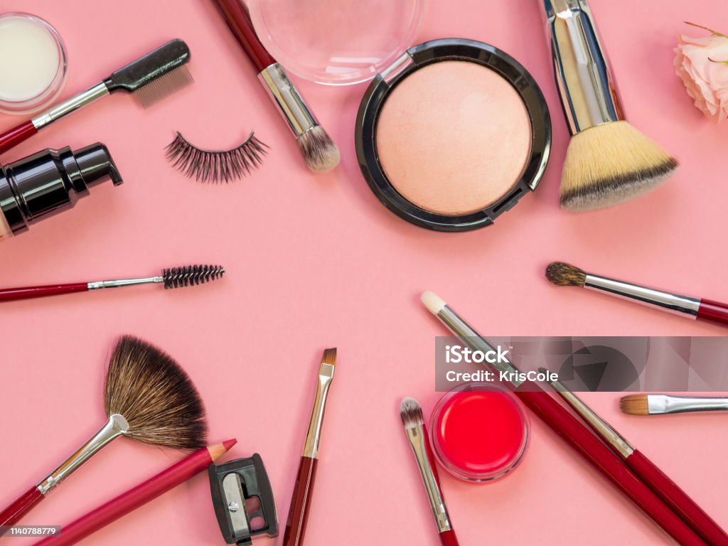 Set Para Maquillaje Profesional Diferentes Cepillos Para Aplicar Polvo Y  Sombra De Ojos Cosméticos Y Fundación Foto de stock y más banco de imágenes  de A la moda - iStock