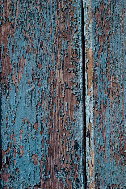 texture di vecchio legno arrugginito, dipinto di blu con macchie di primo strato di legno. - wood shutter rusty rust foto e immagini stock
