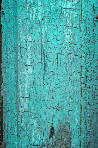 texture di vecchio legno arrugginito, dipinto di verde con macchie di primo strato scuro. - wood shutter rusty rust foto e immagini stock