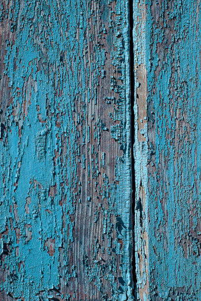 trama di vecchio legno arrugginito, dipinto di blu con macchie di primo strato. - wood shutter rusty rust foto e immagini stock