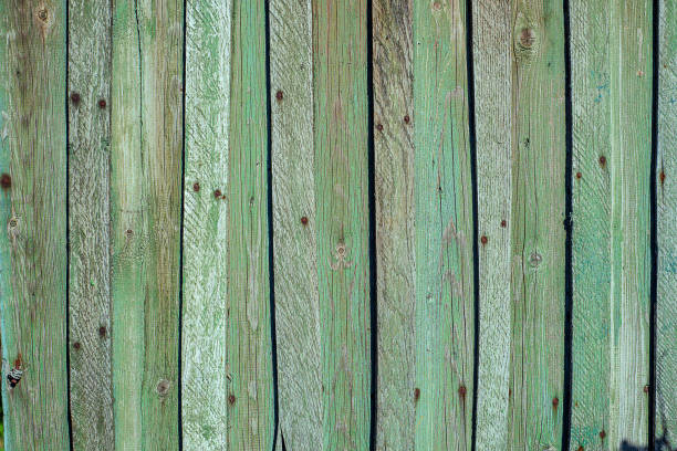 vecchia parete di legno arrugginito da fila di assi, dipinta di verde con macchie di primo strato di legno. - wood shutter rusty rust foto e immagini stock