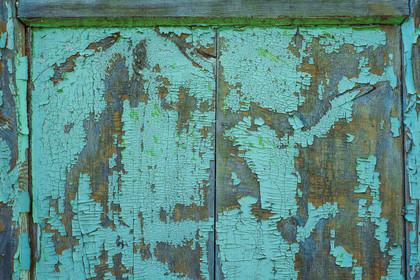 tekstura starego zardzewiałego drewna, pomalowana na niebiesko z plamami pierwszej warstwy drewna. - wood shutter rusty rust zdjęcia i obrazy z banku zdjęć
