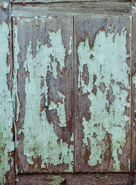 texture di vecchio legno arrugginito, dipinto di grigio con macchie di primo strato di legno. - wood shutter rusty rust foto e immagini stock