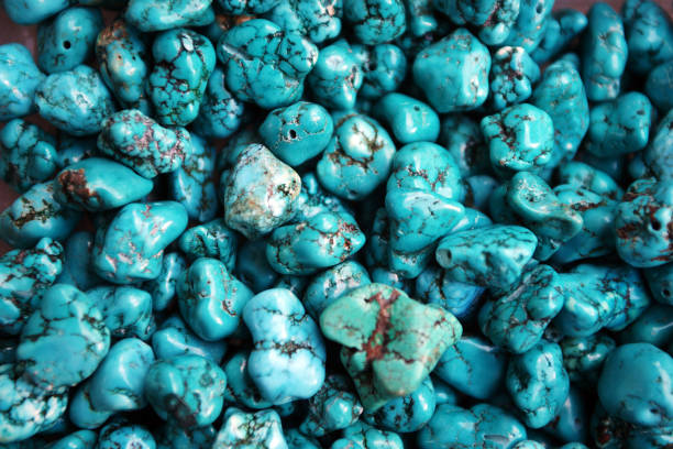 бирюзовый минеральный драгоценный камень - turquoise стоковые фото и изображения