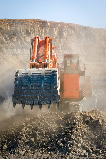 горный экскаватор - coal bucket стоковые фото и изображения