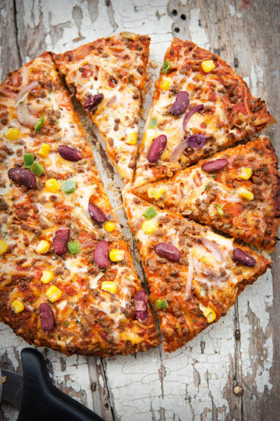 istock Mexican pizza with beef, corn, green pepper and red beans. Chilli con carne pizza 1140799894