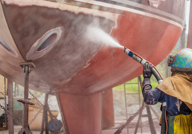 chorro de arena de un yate - casco parte del barco fotografías e imágenes de stock