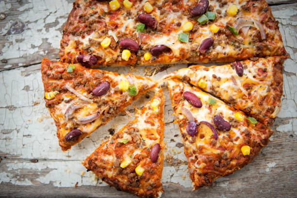istock Mexican pizza with beef, corn, green pepper and red beans. Chilli con carne pizza 1140800931