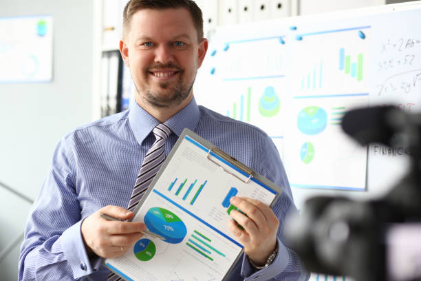 istock Male in suit and tie show stats graph pad 1140802221