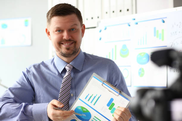 istock Male in suit and tie show stats graph pad 1140802223