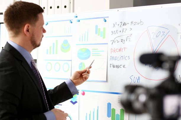 istock Male in suit and tie show stats graph pad 1140802225