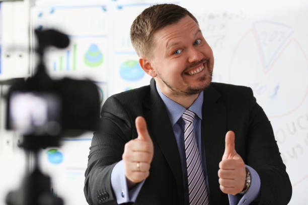 istock Male in suit and tie show confirm sign 1140802244