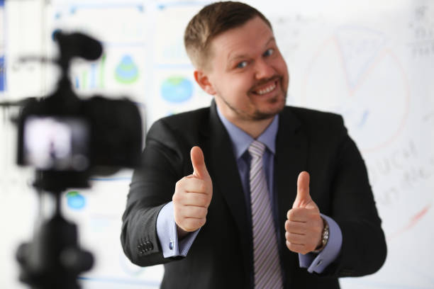 istock Male in suit and tie show confirm sign 1140802249