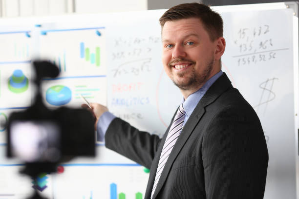 istock Male in suit and tie show stats graph pad 1140802264