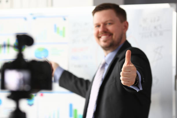 istock Male in suit and tie show confirm sign 1140802265