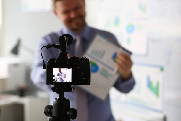istock Male in suit and tie show stats graph pad 1140802321