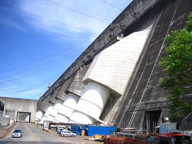 barrage d’itaipu-barrage hydroélectrique sur la rivière parana - itaipu dam photos et images de collection