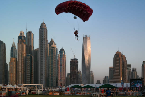 dubaj miasto zabawa spadochroniarz i zajęcia wodne, atrakcje turystyczne w dubai marina - united arab emirates dubai marina asia arabia zdjęcia i obrazy z banku zdjęć