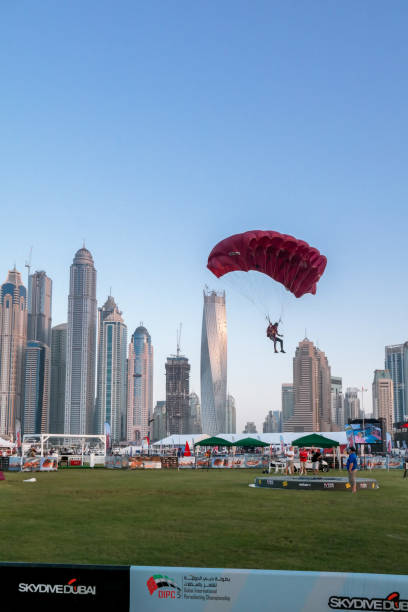 dubaj miasto zabawa spadochroniarz i zajęcia wodne, atrakcje turystyczne w dubai marina - united arab emirates dubai marina asia arabia zdjęcia i obrazy z banku zdjęć