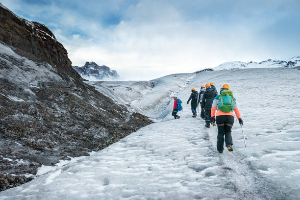 piccolo gruppo di turisti che camminano sullo skaftafellsjokull (ghiacciaio) nel sud dell'islanda - skaftafell glacier foto e immagini stock
