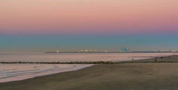 wazige achtergrond van de belgische kust van blankenberge, belgië, kleurrijke hemel bij zonsondergang, toeristische locatie - blankenberge strand stockfoto's en -beelden