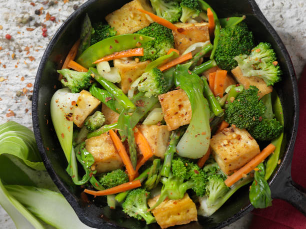 tofu und vegatable stir fry - tofu chinese cuisine vegetarian food broccoli stock-fotos und bilder