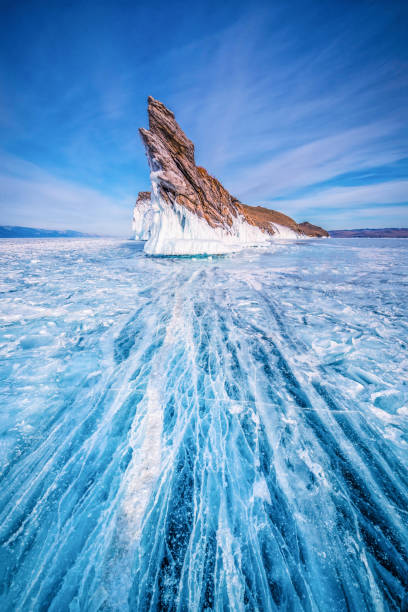 coda dell'isola di ogoi con ghiaccio naturale che si rompe in acqua ghiacciata sul lago baikal, siberia, russia. - cracking the code foto e immagini stock
