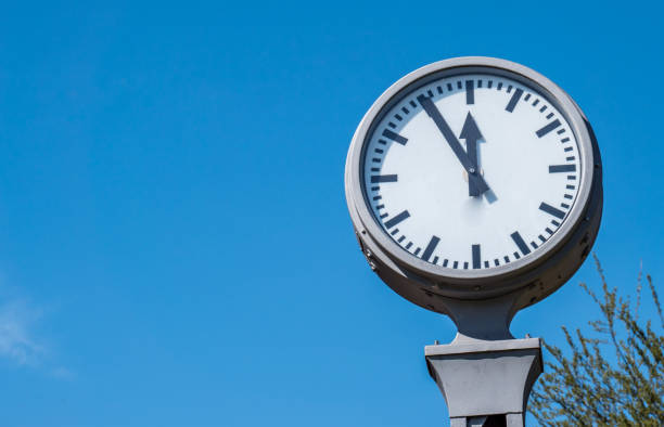 istock 5 to 12 symbolic clock 1140831847