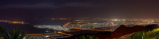 al ain view at night from jebal hafeet (jebel hafit) che mostra le luci della città dalla cima della montagna. - east middle road desert foto e immagini stock