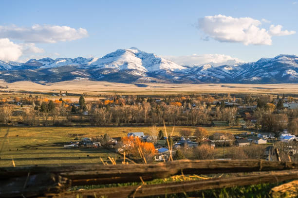istock Western country town overlooking mountain landscape 1140844057