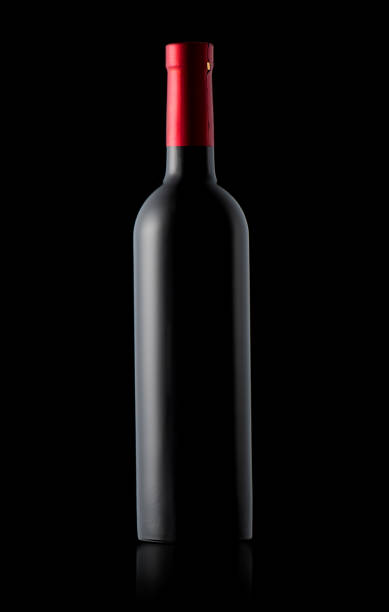 bottiglia di vino su nero - wine bottle bottle burgundy wine foto e immagini stock