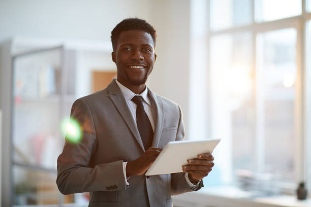 courtier avec pavé tactile - planning business person clothing well dressed photos et images de collection