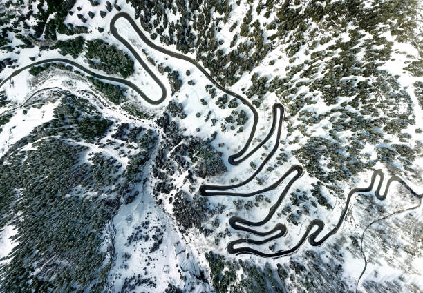 vista aérea por dron en la carretera de paso más espectacular de los alpes suizos-maloja pass, suiza - st moritz engadine mountain winter fotografías e imágenes de stock