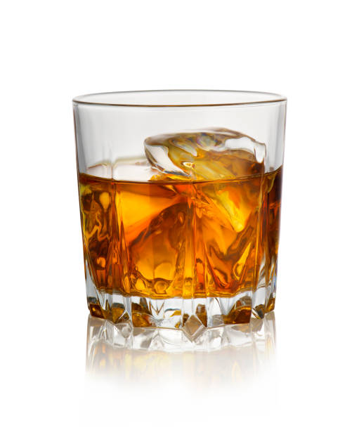 un vaso de whisky con hielo - whisky glass alcohol drink fotografías e imágenes de stock
