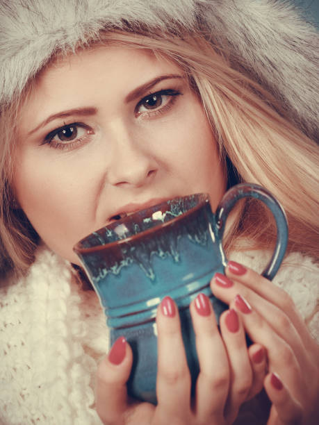mulher loura no beber peludo do chapéu do inverno - eastern european glass fur tea - fotografias e filmes do acervo
