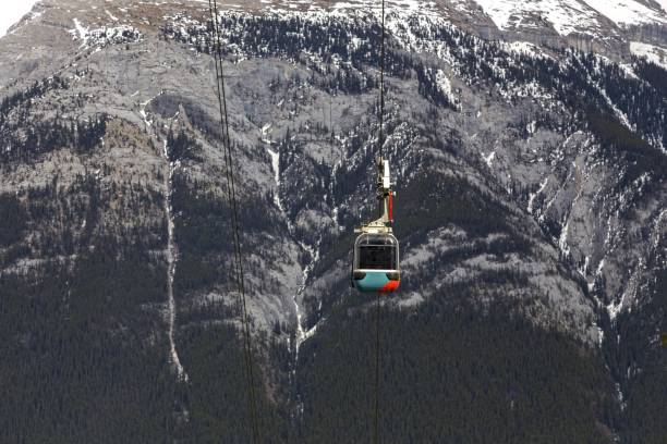 téléphérique de la montagne de soufre cabine de téléphérique avec pistes de montagne rundle en arrière-plan, parc national banff, les rocheuses canadiennes - banff gondola photos et images de collection