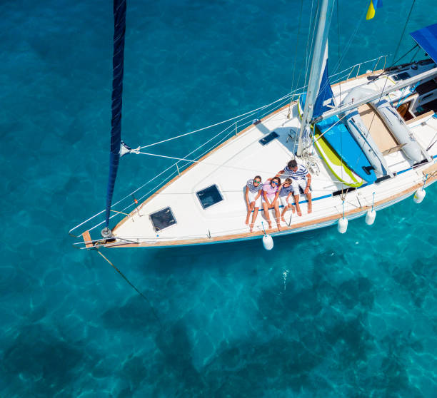 vista dall'alto della famiglia con adorabili bambini che riposano sullo yacht - sailing sailboat sail yacht foto e immagini stock