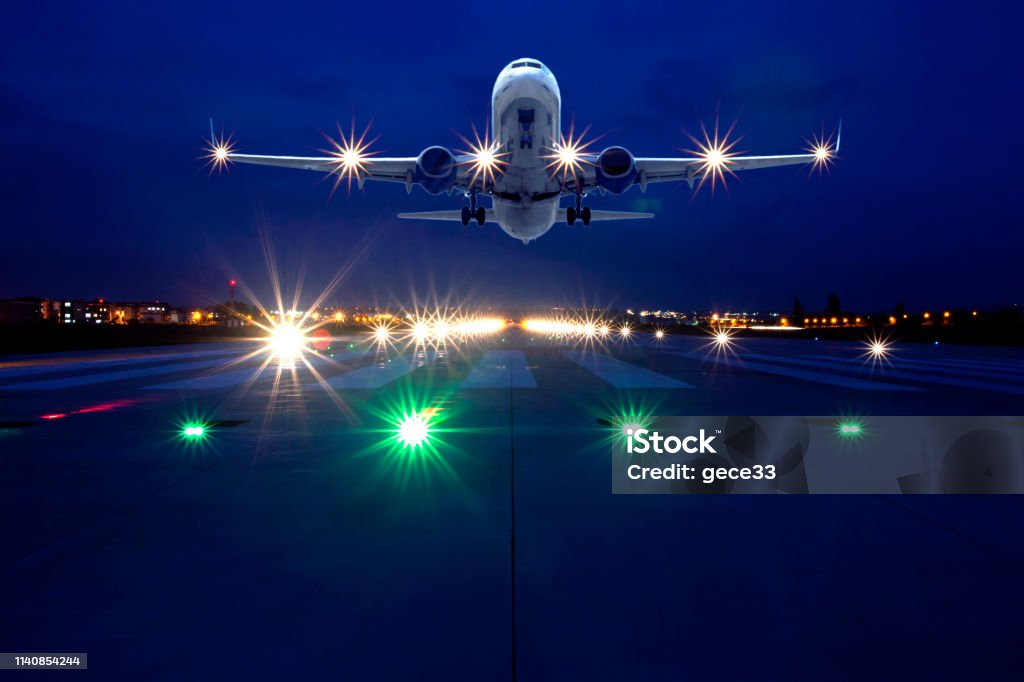 Passagierflugzeug hebt nachts ab - Lizenzfrei Nacht Stock-Foto