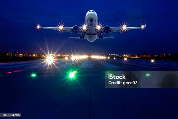 Passagierflugzeug Hebt Nachts Ab Stockfoto und mehr Bilder von Nacht - Nacht, Flugzeug, Start- und Landebahn
