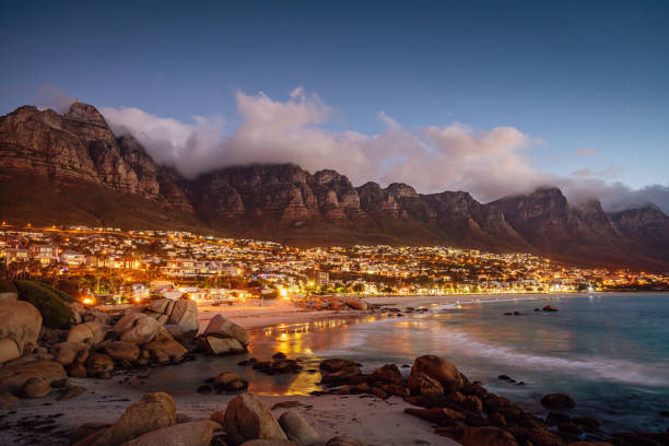 camps bay atmospheric twilight kapstadt südafrika - nationalpark table mountain stock-fotos und bilder