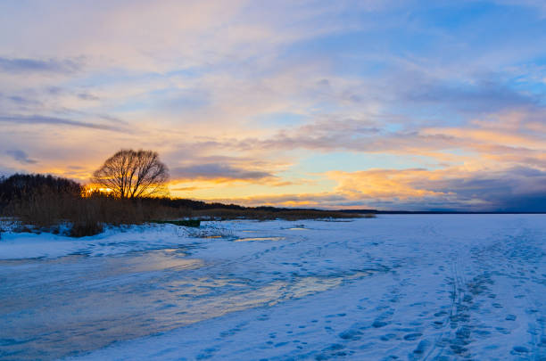 por do sol no lago plescheevo, pereslavl-zalessky, yaroslavl region, rússia - plescheevo - fotografias e filmes do acervo