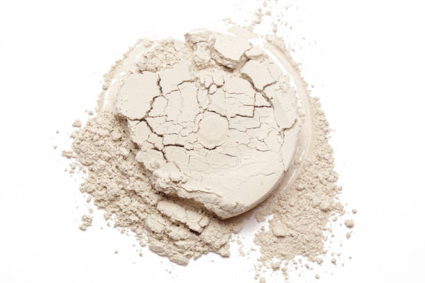 polvo cosmético aislado sobre fondo blanco - face powder fotografías e imágenes de stock